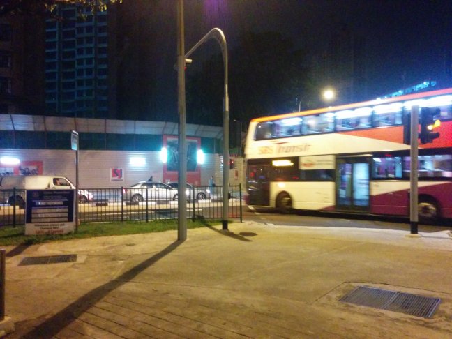 emeletes busz (a legtöbb ilyen) a pláza előtt