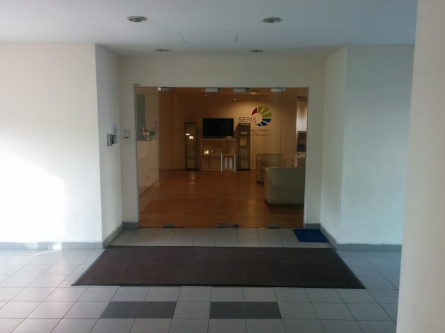 seris iroda bejárata, fények és tv nélkül