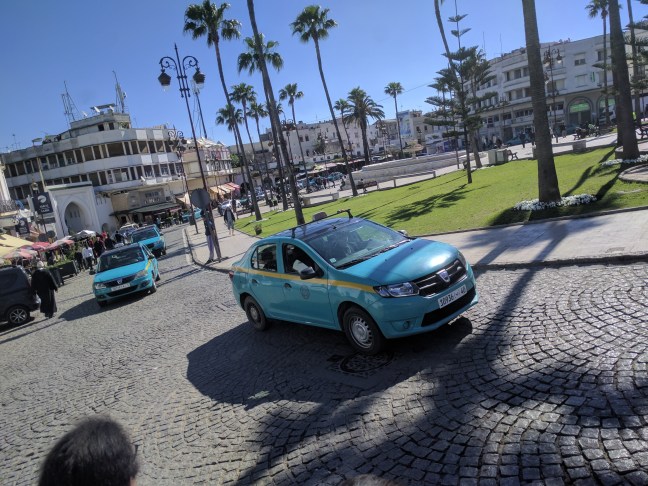 A legnépszerűbb autók ezek a kék Dacia taxik, és a bézs 35 éves merdzsók voltak.