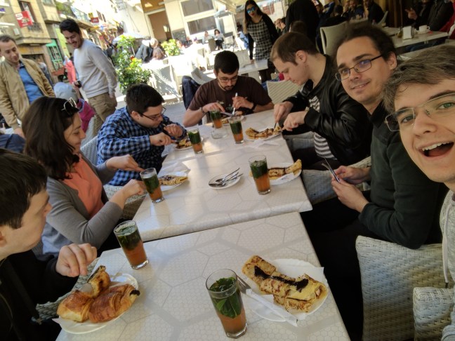 Miért van nyitva minden képen a szám?