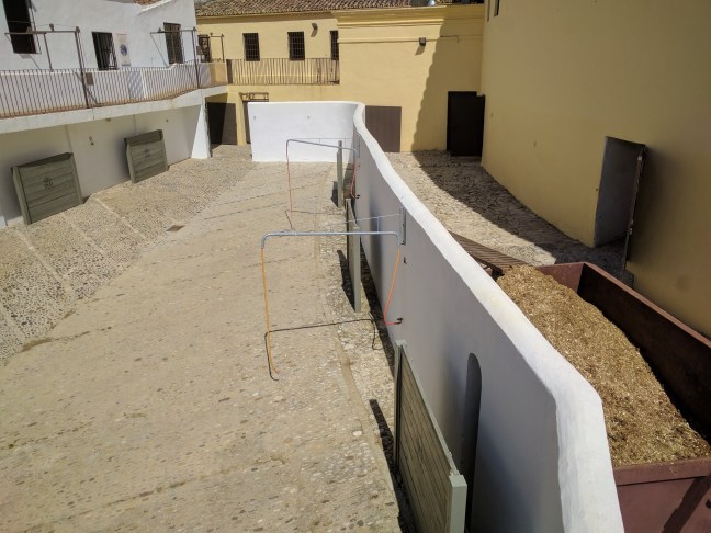 a paravánok mögé kellett beugrani, és a kis lyukakon kimászni, ha túl akartad élni