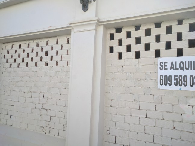 feluton eszrevettek, h. keves lesz a tegla. nem baj. minek annyi.